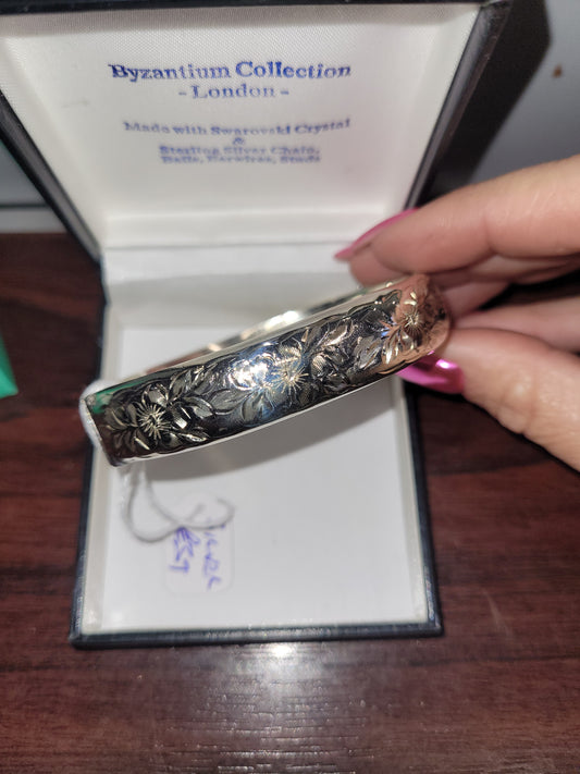 Stunning rare silver bangle floral pattern