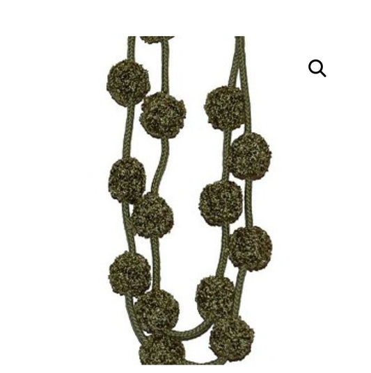 Opus laurel pompom tie back green